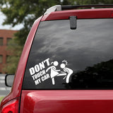 Autocollant voiture humour « Don't Touch My Car » blanc posé sur vitre arrière véhicule rouge