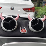 Décoration intérieure voiture avec cornes de diable roses sur les aérations