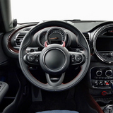 Cornes décoratives roses sur volant d'une voiture sportive, ambiance originale
