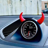 Cornes de diable rouges sur tableau de bord voiture, déco fun et originale