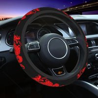 Couvre volant noir universel avec dragons rouges dans une voiture, exemple d'installation
