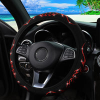 Vue de profil du couvre volant tribal noir aux motifs flammes rouges brillantes, adapté aux volants standards