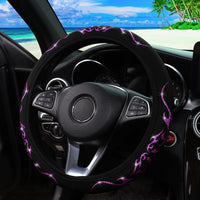 Vue latérale du couvre volant noir tribal aux flammes violettes brillantes, style tuning auto