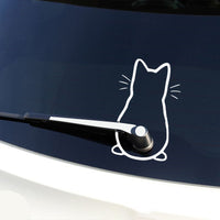 Exemple concret d'installation du sticker chat blanc amusant sur la lunette arrière d'une voiture.