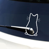 Exemple concret d'installation du sticker chat blanc amusant sur la lunette arrière d'une voiture.