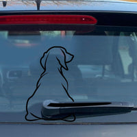 Sticker essuie-glace chien noir fixé sur la vitre arrière d'une voiture
