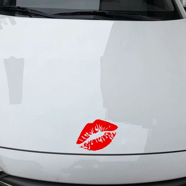 Autocollant lèvres rouges effet bisou sexy collé sur le capot d'une voiture blanche