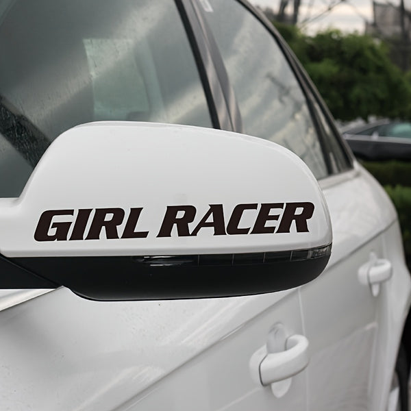 Autocollant GIRL RACER noir apposé sur le rétroviseur extérieur blanc d'une voiture