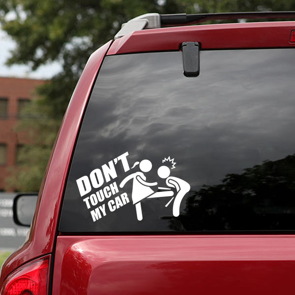 Autocollant voiture humour « Don't Touch My Car » blanc posé sur vitre arrière véhicule rouge