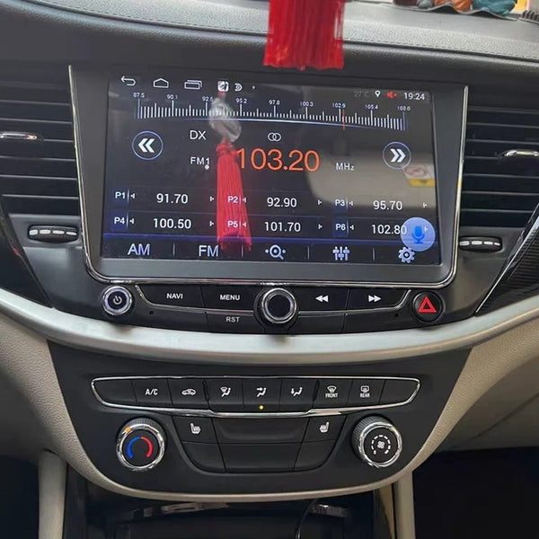 Autoradio Android installé dans une Opel Astra K, parfaitement intégré au tableau de bord, avec l’interface radio FM affichée