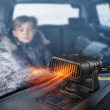 Chauffage voiture dégivreur installé sur le tableau de bord, pare-brise givré et enfant à l’arrière lors d’un trajet hivernal