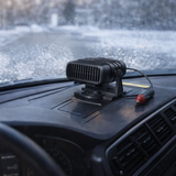 Chauffage voiture dégivreur posé sur le tableau de bord pour dégivrer rapidement le pare-brise