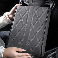 Couvre-accoudoir voiture matelassé en cuir PU gris, surface confortable et résistante