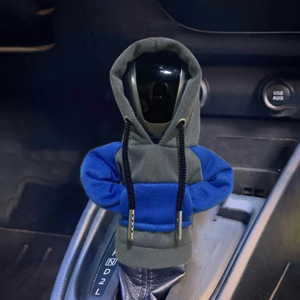 Hoodie Bicolore Gris & Bleu pour levier de vitesse, capuche relevée, ajoutant une touche personnalisée à l’intérieur du véhicule.