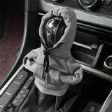 Hoodie Gris Universel pour levier de vitesse, capuche relevée, installé dans l’habitacle d’une voiture pour un style unique