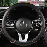 Housse de volant en cuir PU noir avec surpiqûres marron, design sobre adapté à un intérieur de voiture familiale