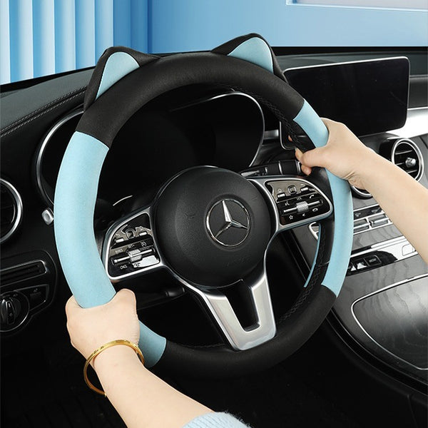Personne installant facilement le couvre volant chat bleu sur un volant Mercedes