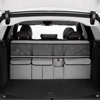 Organisateur de banquette voiture gris installé à l'arrière de la banquette, côté coffre