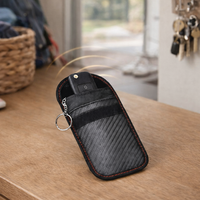 Pochette de protection pour clé de voiture posée dans une entrée de maison pour sécuriser le signal