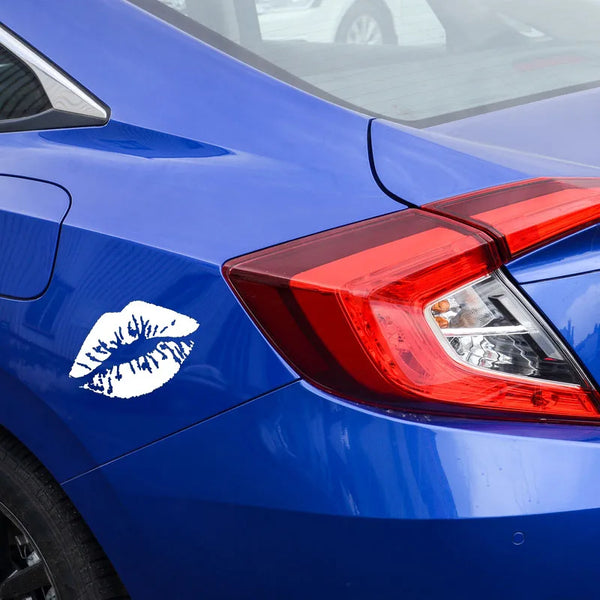 Sticker bisou sexy blanc appliqué sur la carrosserie bleue d’une voiture